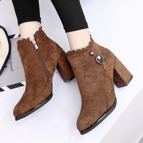 Σύγχρονες γυναικείες μπότες από οικολογικό σουέτ με διακόσμηση δαντέλας με τακούνι