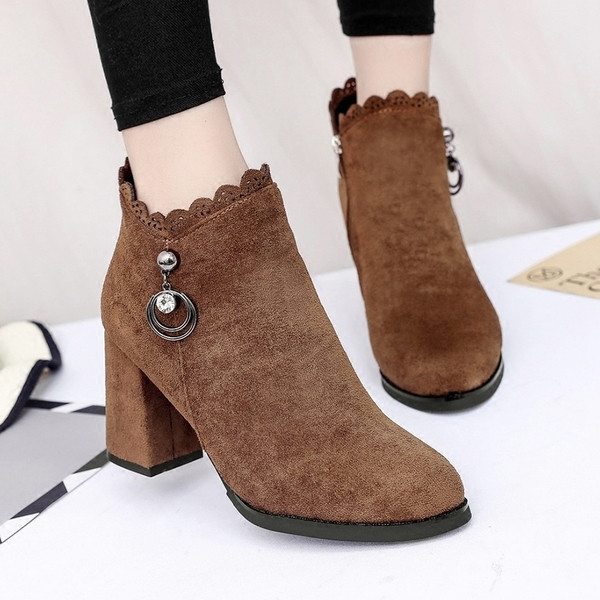 Σύγχρονες γυναικείες μπότες από οικολογικό σουέτ με διακόσμηση δαντέλας με τακούνι