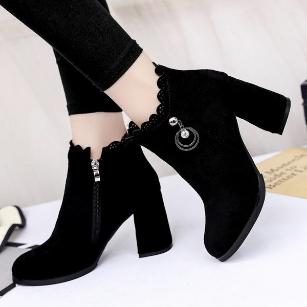 Σύγχρονες γυναικείες μπότες από οικολογικό σουέτ με διακόσμηση δαντέλας με τακούνι