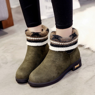 Γυναικείες μπότες φθινοπώρου-χειμώνα σε μια επίπεδη ελαφριά σόλα