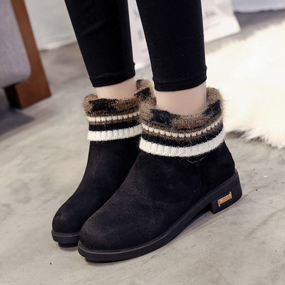 Γυναικείες μπότες φθινοπώρου-χειμώνα σε μια επίπεδη ελαφριά σόλα