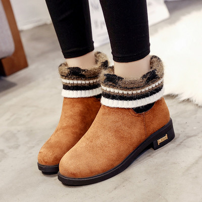 Γυναικείες μπότες φθινοπώρου-χειμώνα σε μια επίπεδη ελαφριά σόλα