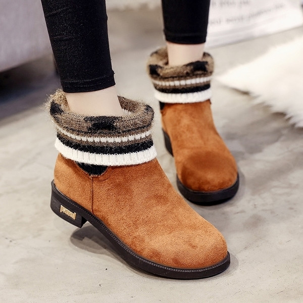 Γυναικείες μπότες φθινοπώρου-χειμώνα σε μια επίπεδη ελαφριά σόλα