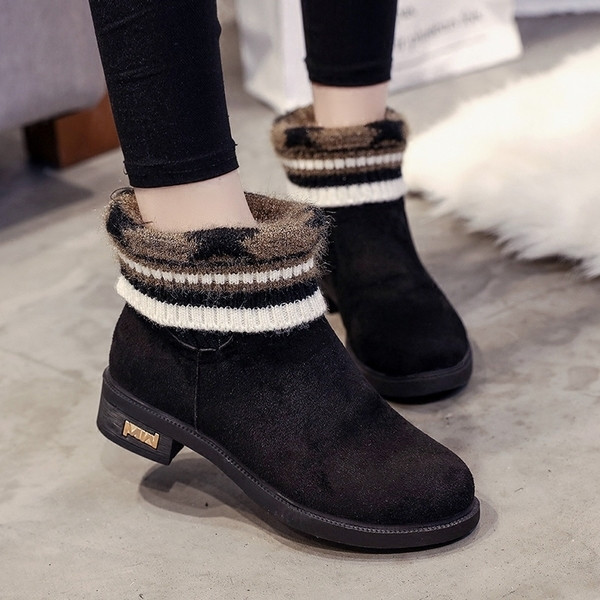 Γυναικείες μπότες φθινοπώρου-χειμώνα σε μια επίπεδη ελαφριά σόλα