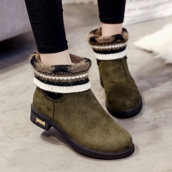 Γυναικείες μπότες φθινοπώρου-χειμώνα σε μια επίπεδη ελαφριά σόλα