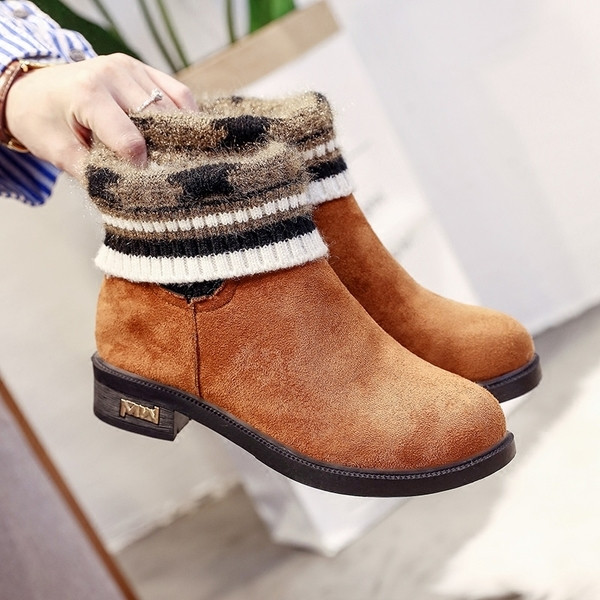 Γυναικείες μπότες φθινοπώρου-χειμώνα σε μια επίπεδη ελαφριά σόλα