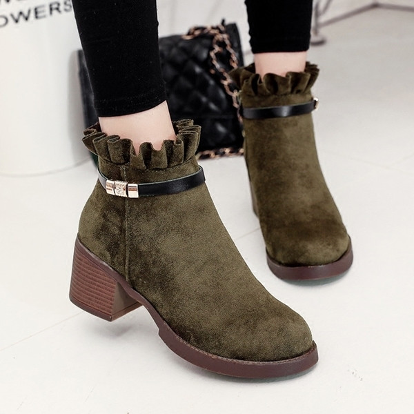 Κομψές κυρίες μπότες σε οικολογικό σουέτ