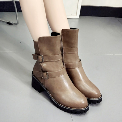 Κυρίες μπότες με ελαστικά δερμάτινα λουριά και ανθεκτική σόλα