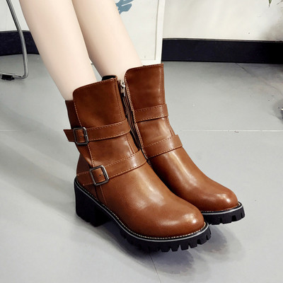 Κυρίες μπότες με ελαστικά δερμάτινα λουριά και ανθεκτική σόλα