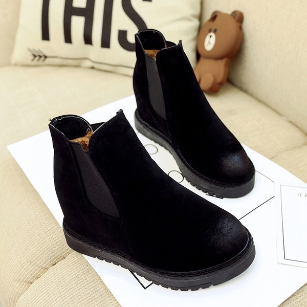 Γυναικείες μπότες με εσωτερική πλατφόρμα σε μαύρο και γκρι