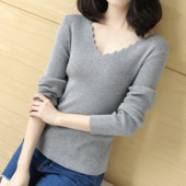 Дамски есенен пуловер с интересно V-образно деколте