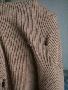 Дамски есенен пуловер с интересно V-образно деколте