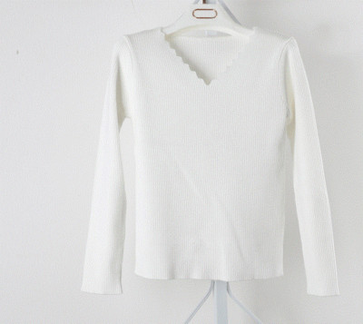 Дамски есенен пуловер с интересно V-образно деколте