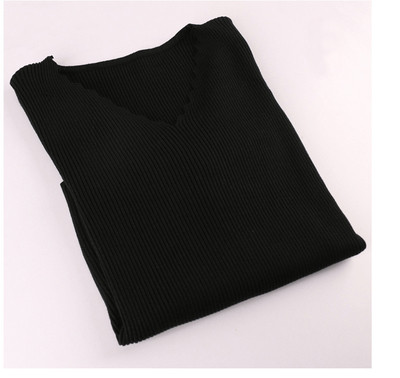 Дамски есенен пуловер с интересно V-образно деколте