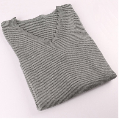 Дамски есенен пуловер с интересно V-образно деколте