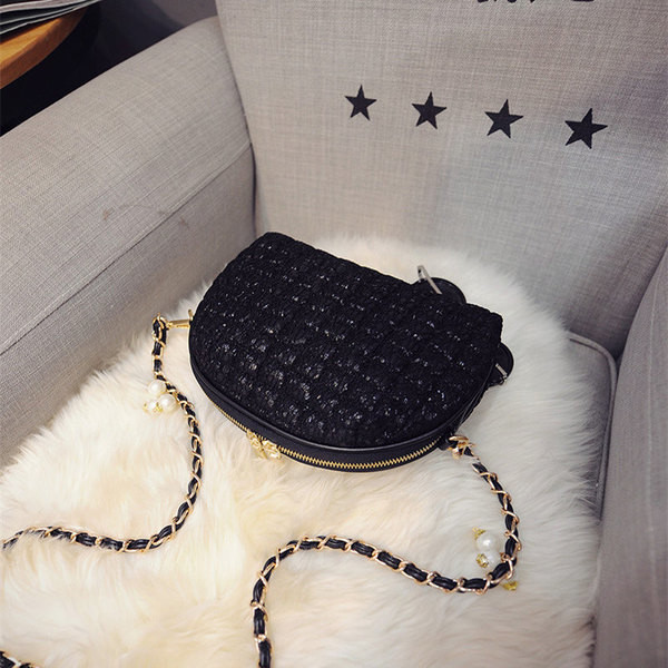 Μοντέρνα μαύρη μικρογραφία γυναίκα σε μαύρο χρώμα με μεταλλική μακριά λαβή