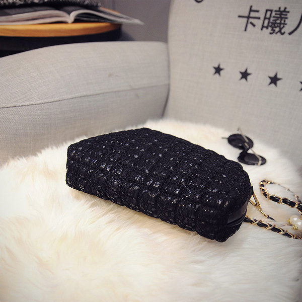 Μοντέρνα μαύρη μικρογραφία γυναίκα σε μαύρο χρώμα με μεταλλική μακριά λαβή