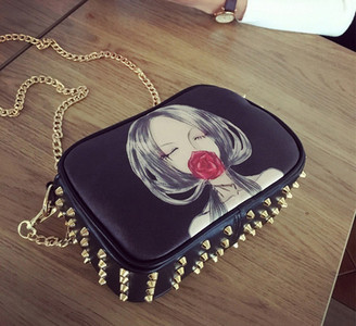 Casual γυναικεία τσάντα για κυρίες, με καπάκια και διαφορετική εφαρμογή σε μαύρο χρώμα