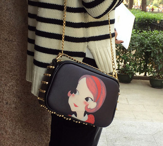 Casual γυναικεία τσάντα για κυρίες, με καπάκια και διαφορετική εφαρμογή σε μαύρο χρώμα