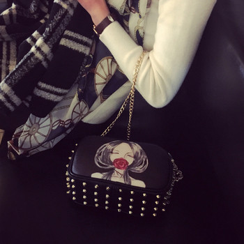 Ежедневна дамска чанта за дамите, с капси и различна апликация в черен цвят