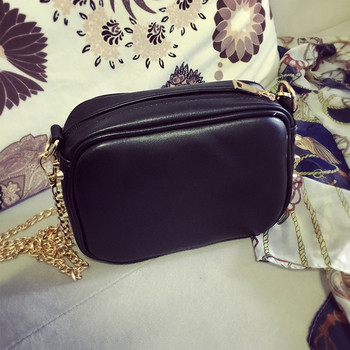 Ежедневна дамска чанта за дамите, с капси и различна апликация в черен цвят