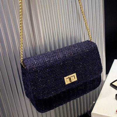 Κομψή γυναικεία τσάντα βράδυ με μεταλλική μακριά λαβή σε μαύρο και μπλε χρώμα