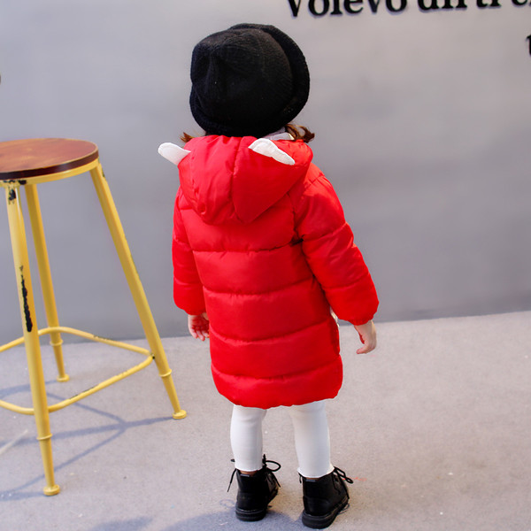 Μακρύ χειμωνιάτικο σακάκι για κορίτσια σε λεπτό μοντέλο