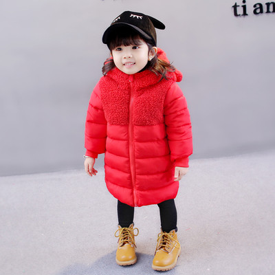 Χειμερινό μακρύ μπουφάν με κουκούλα σε απλό μοντέλο