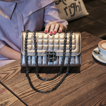 Актуална и удобна дамска чанта с метална регулираща дръжка в черен и сив цвят
