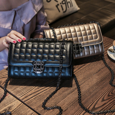 Актуална и удобна дамска чанта с метална регулираща дръжка в черен и сив цвят