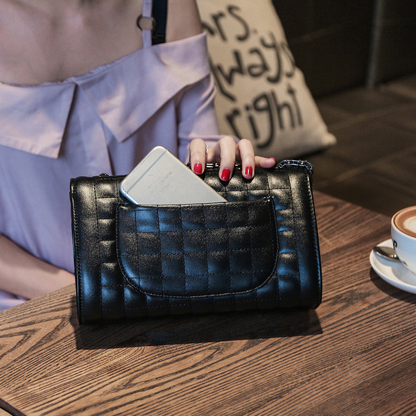 Μοντέρνα και άνετη τσάντα για γυναίκες με μεταλλική ρυθμιζόμενη λαβή σε μαύρο και γκρι χρώμα