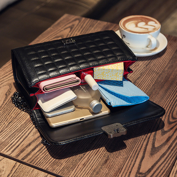 Μοντέρνα και άνετη τσάντα για γυναίκες με μεταλλική ρυθμιζόμενη λαβή σε μαύρο και γκρι χρώμα