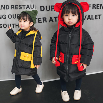 Μακρύ μπουφάν για κορίτσια σε μαύρο χρώμα με χρωματιστές τσέπες και κουκούλα