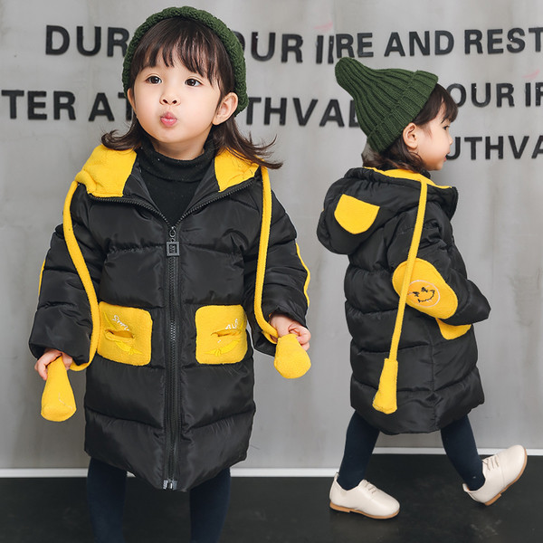 Μακρύ μπουφάν για κορίτσια σε μαύρο χρώμα με χρωματιστές τσέπες και κουκούλα