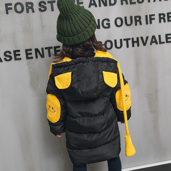 Μακρύ μπουφάν για κορίτσια σε μαύρο χρώμα με χρωματιστές τσέπες και κουκούλα