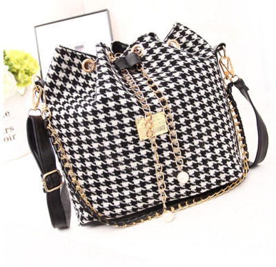 Πρακτική τσάντα σε σχήμα σακιδίου με μακρύ και κοντό χερούλι