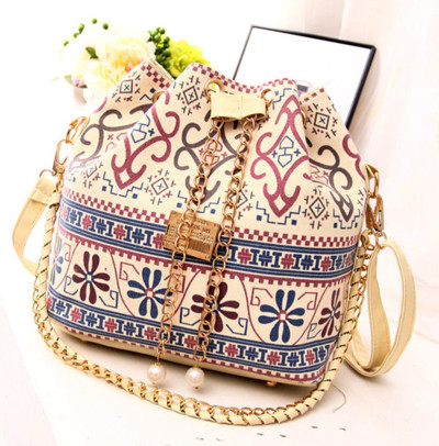 Πρακτική τσάντα σε σχήμα σακιδίου με μακρύ και κοντό χερούλι