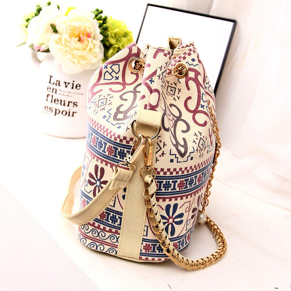 Πρακτική τσάντα σε σχήμα σακιδίου με μακρύ και κοντό χερούλι