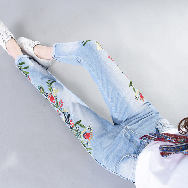 Τρέχοντα κυρίες τζιν με floral μοτίβα σε ανοιχτόχρωμο χρώμα