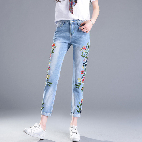 Τρέχοντα κυρίες τζιν με floral μοτίβα σε ανοιχτόχρωμο χρώμα