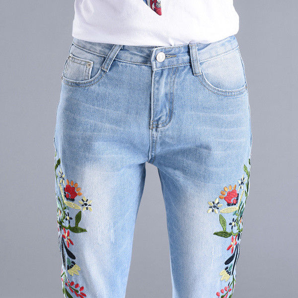 Τρέχοντα κυρίες τζιν με floral μοτίβα σε ανοιχτόχρωμο χρώμα