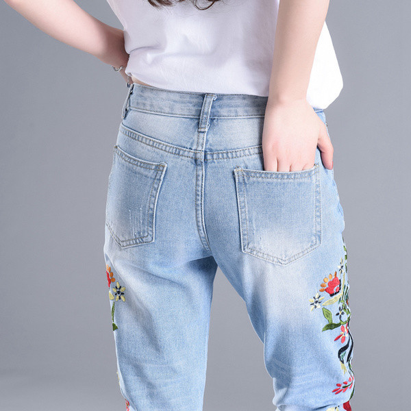 Τρέχοντα κυρίες τζιν με floral μοτίβα σε ανοιχτόχρωμο χρώμα