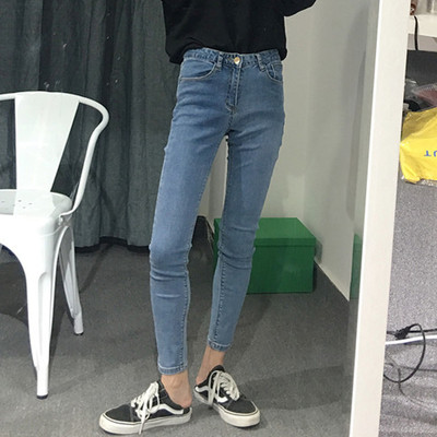 Κομψά γυναικεία τζιν λεπτού τύπου κατάλληλα για καθημερινή ζωή σε ανοιχτόχρωμο χρώμα