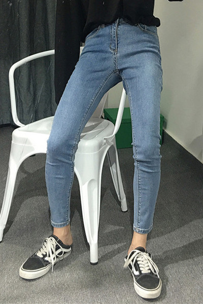 Κομψά γυναικεία τζιν λεπτού τύπου κατάλληλα για καθημερινή ζωή σε ανοιχτόχρωμο χρώμα