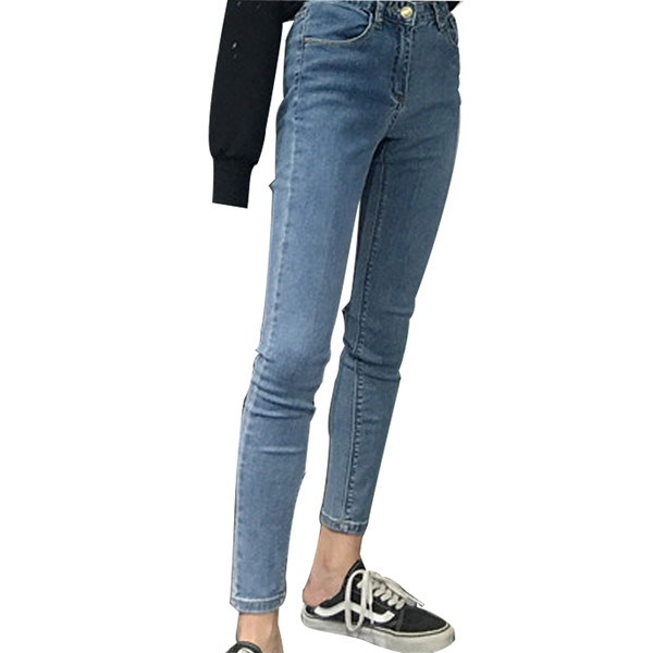 Κομψά γυναικεία τζιν λεπτού τύπου κατάλληλα για καθημερινή ζωή σε ανοιχτόχρωμο χρώμα