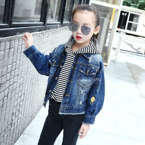 Μοντέρνο μπουφάν τζιν φθινοπώρου για κορίτσια με πλάτη