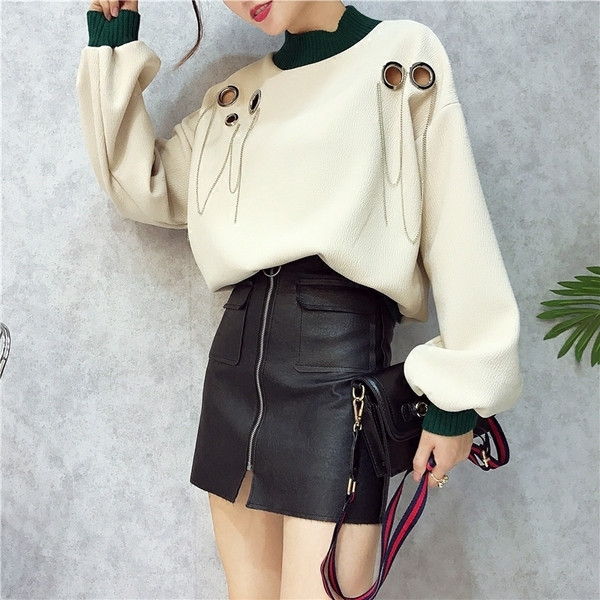 Αθλητική-κομψή γυναικεία μπλούζα σε φαρδιά λαιμόκοψη σε σχήμα O