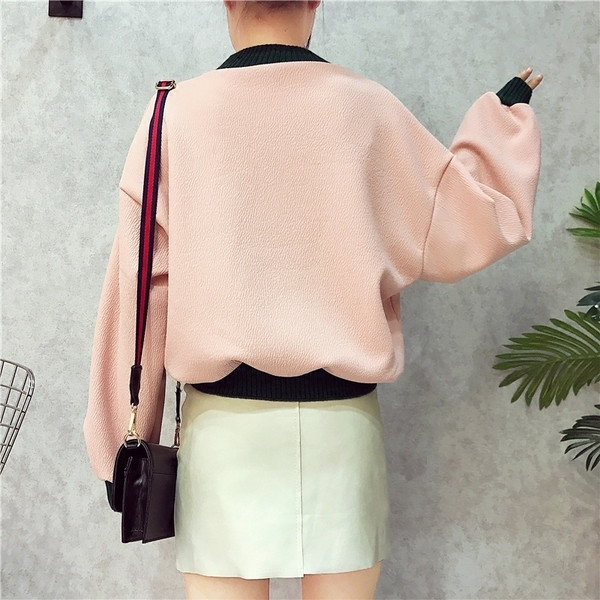 Αθλητική-κομψή γυναικεία μπλούζα σε φαρδιά λαιμόκοψη σε σχήμα O