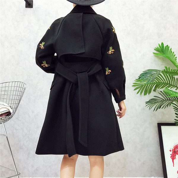 Κομψό μακρύ παλτό από μαλλί με κεντήματα, σε διάφορα χρώματα