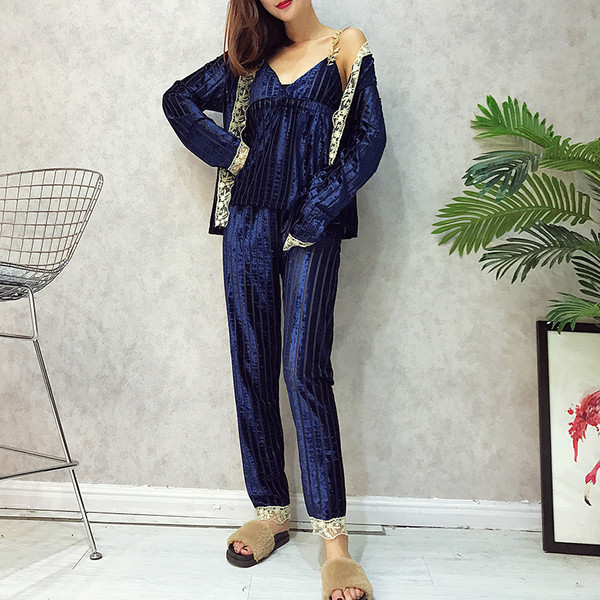 Κομψές κυρίες πιτζάμες σε τρία χρώματα, τρία μέρη